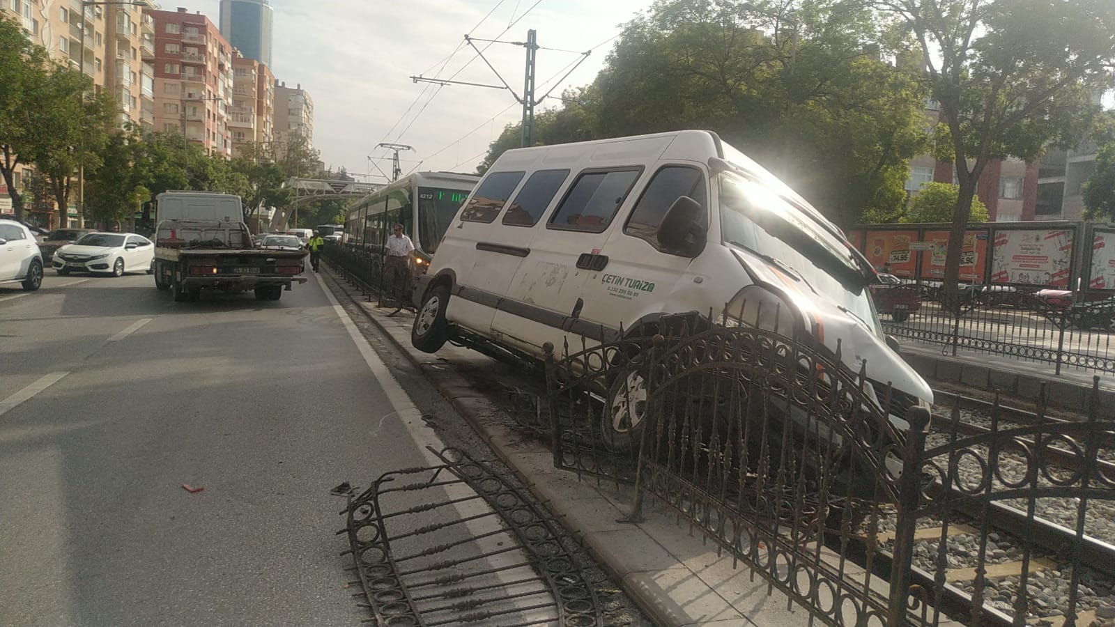 Konya’da servis aracı tramvay yoluna girdi, sürücü alkollü çıktı