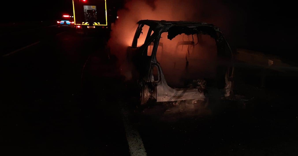 Konya'da seyir halindeki hafif ticari araçta çıkan yangın söndürüldü