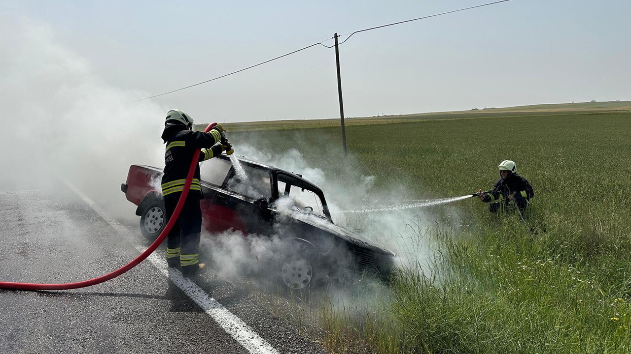 Konya'da seyir halindeki otomobilde çıkan yangın söndürüldü