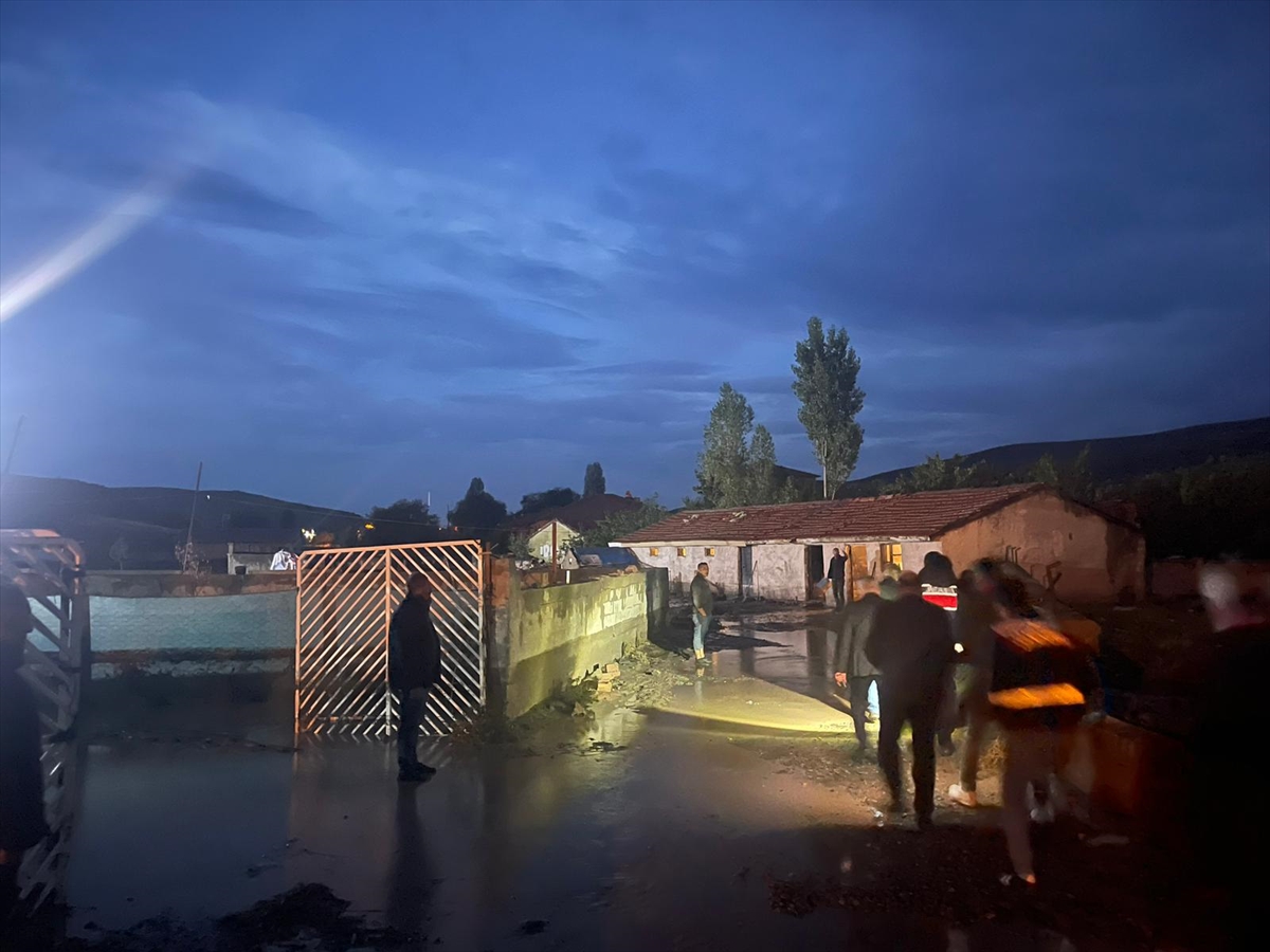 Konya'da şiddetli yağış sele neden oldu