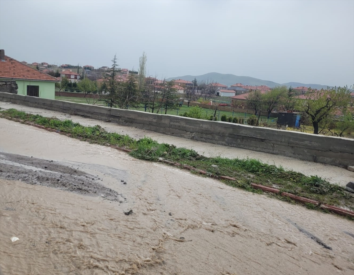 Konya'da şiddetli yağış su baskınlarına neden oldu