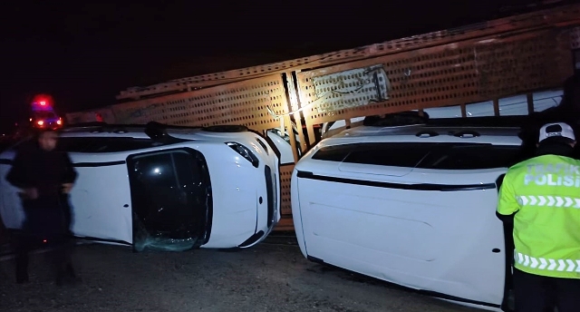 Konya'da Sıfır kilometre hafif ticari araçları taşıyan tır devrildi