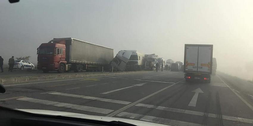 Konya'da sis zincirleme kazalara yol açtı! Yaralılar var, yol trafiğe kapandı