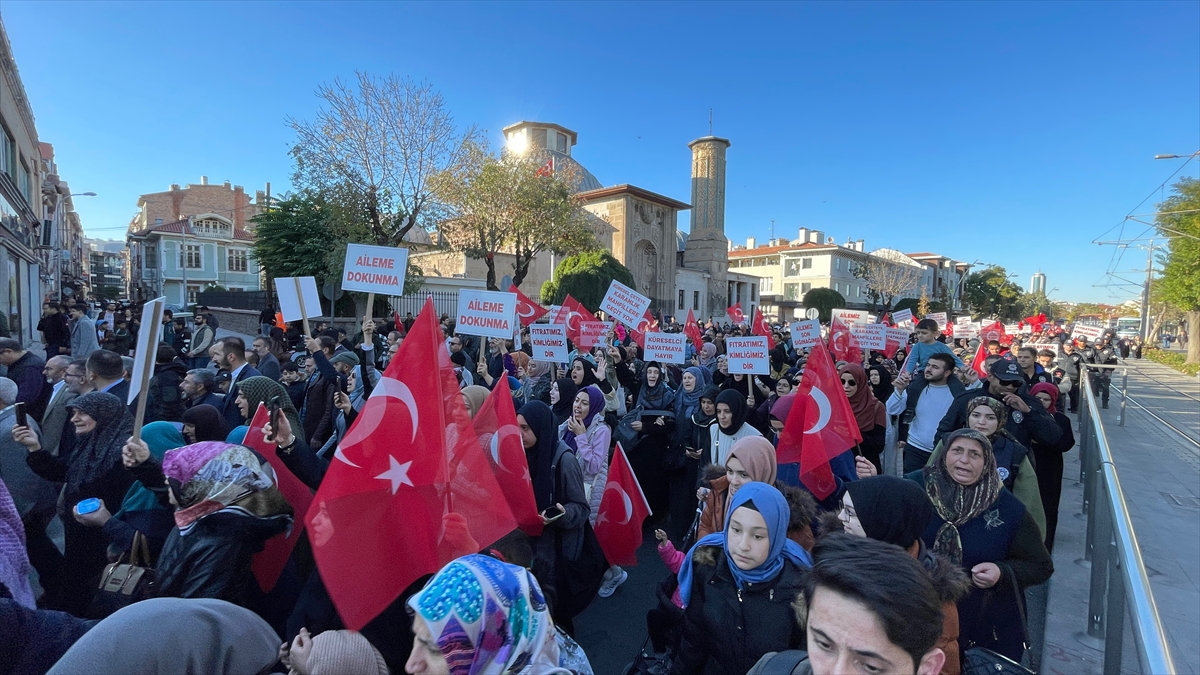 Konya'da sivil toplum kuruluşları "Büyük Aile Yürüyüşü" düzenledi