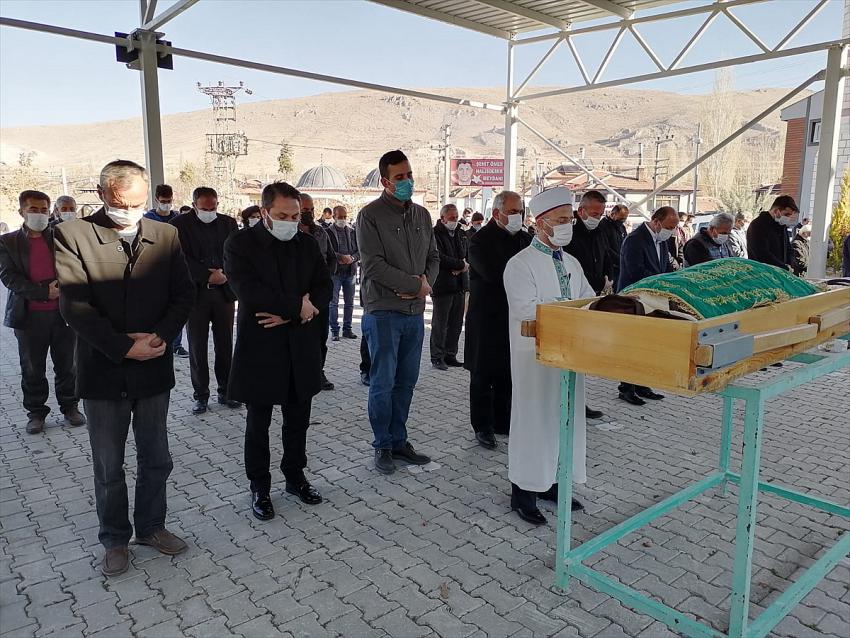 Konya'da sobadan sızan gazdan zehirlenerek ölen 3 gencin cenazeleri toprağa verildi