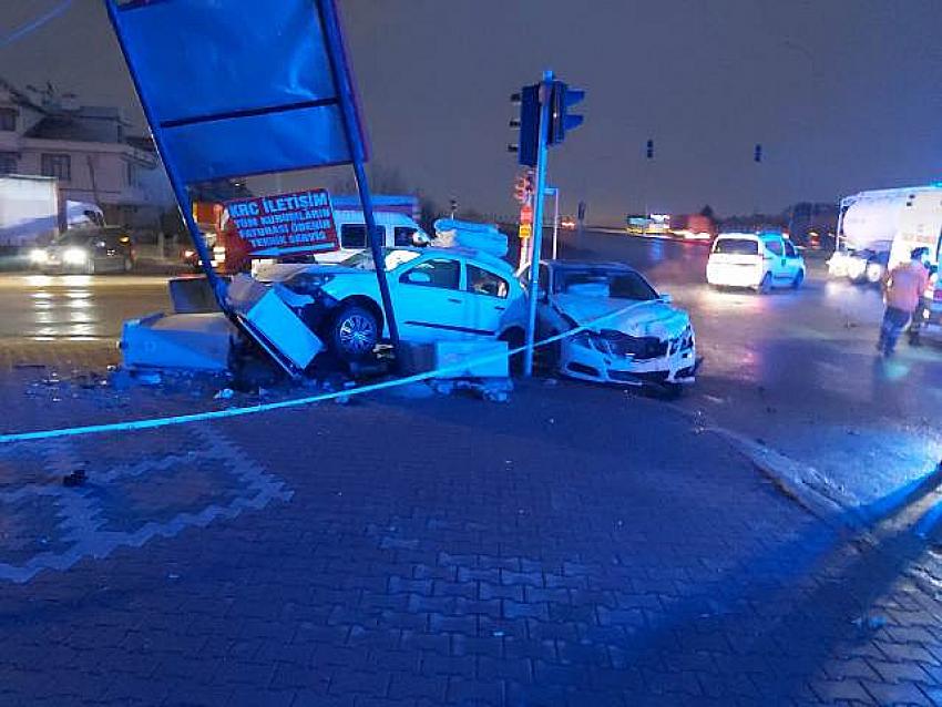 Konya’da sokağa çıkma kısıtlamasında 2 araç çarpıştı: 3 yaralı! 