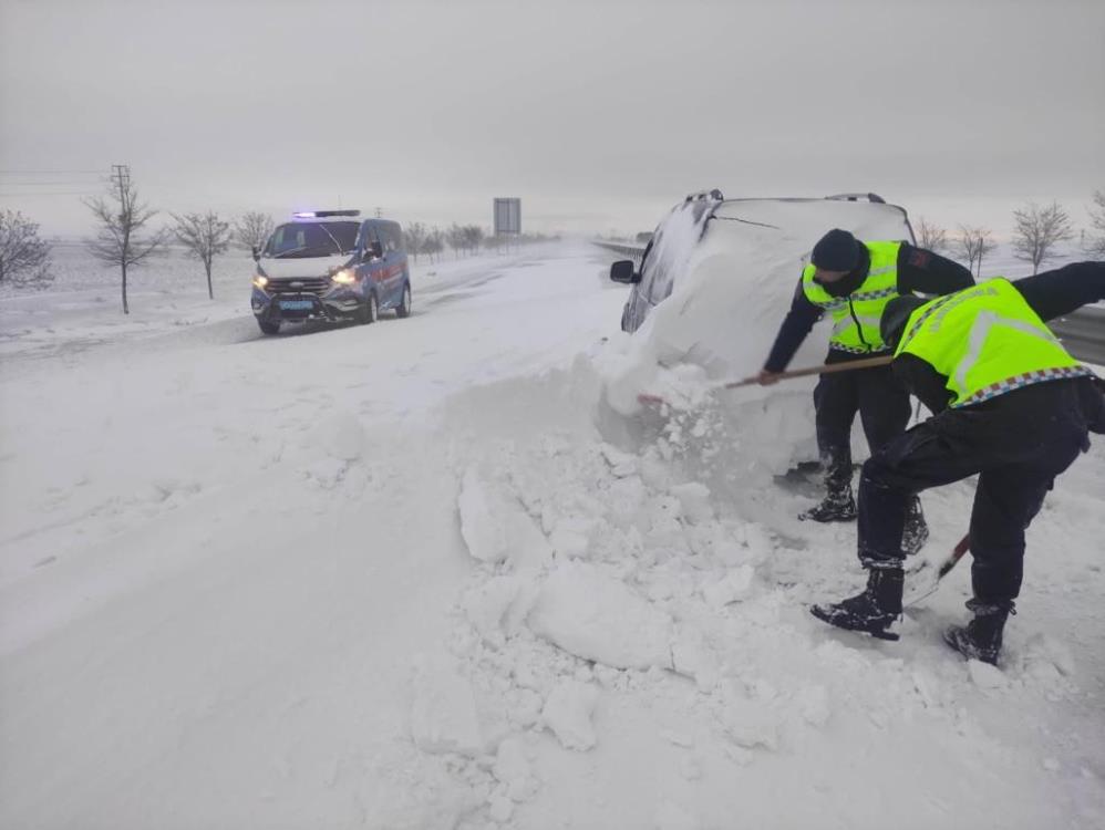 Konya’da son durum! Yollarda mahsur kalan 265 kişi ve 131 araç kurtarıldı
