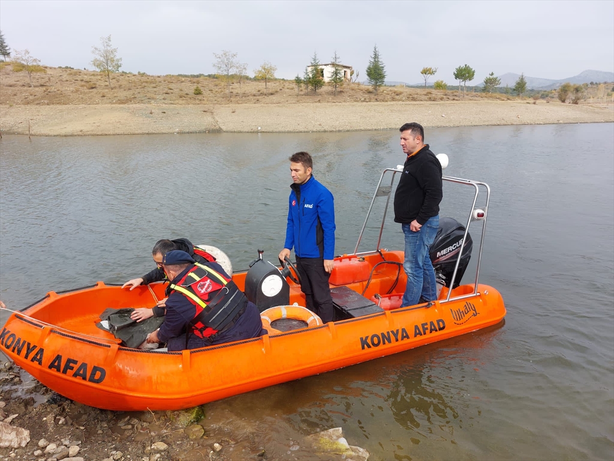 Konya'da sulama göletine düşen pelikan, AFAD ekiplerince kurtarıldı