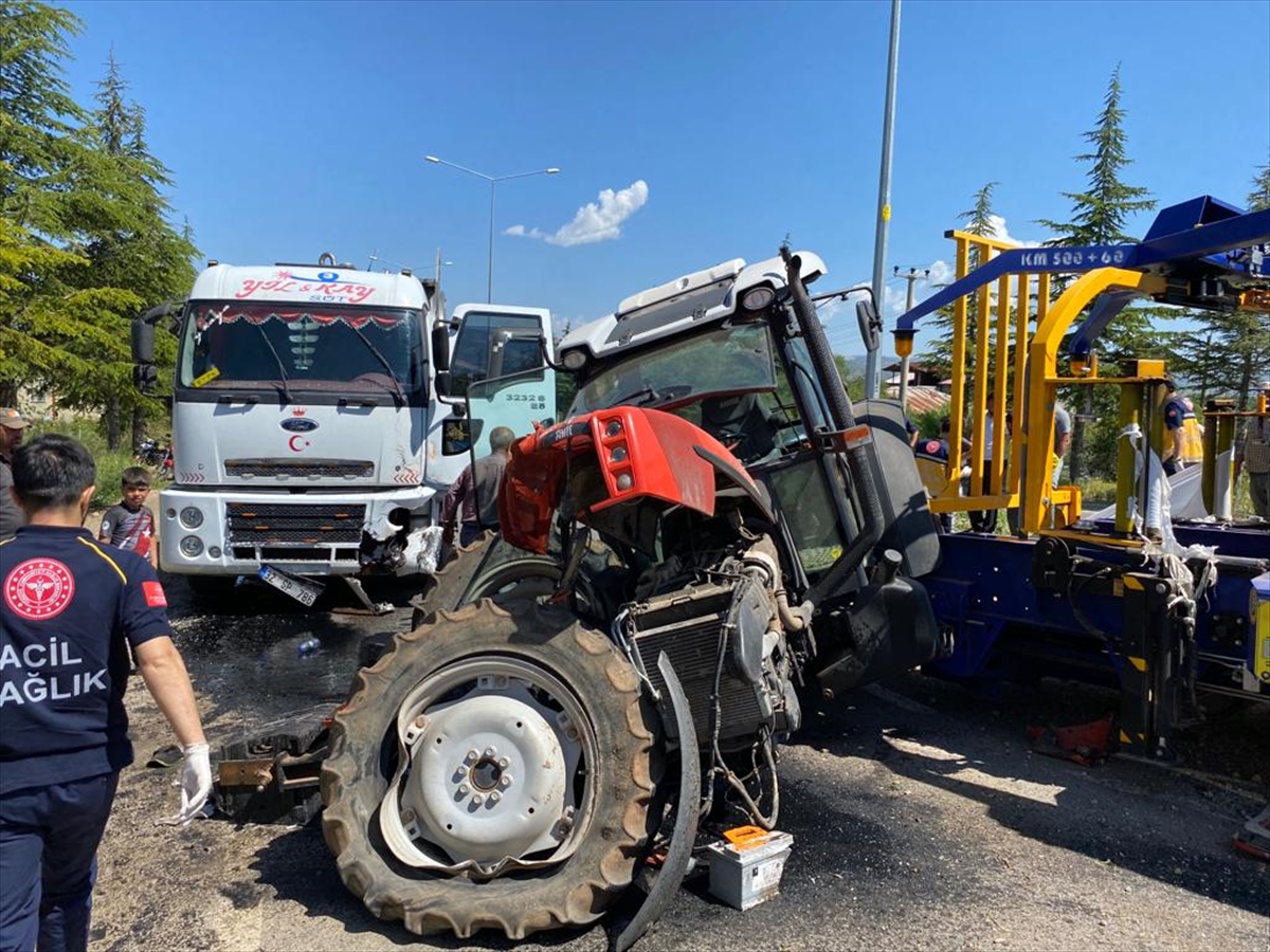 Konya'da süt tankeri ile traktörün çarpıştığı kazada 2 kişi yaralandı