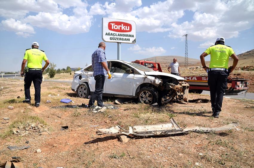 Konya'da takla atan araçtaki aynı aileden 4 kişi yaralandı