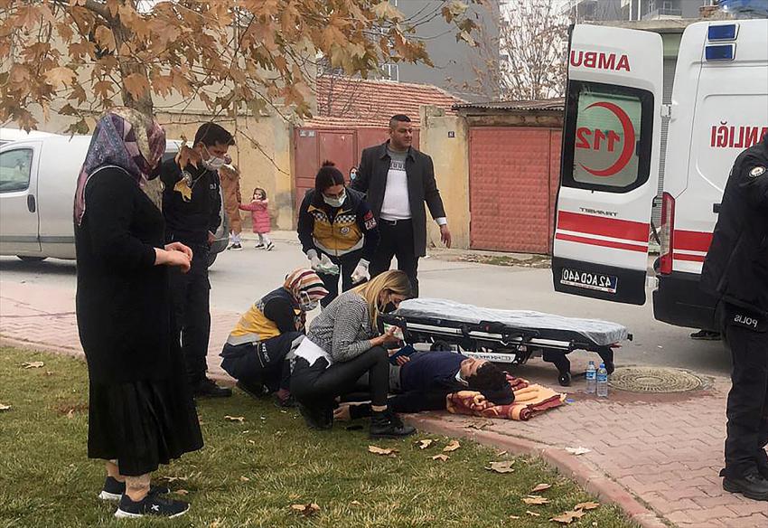 Konya'da taksi şoförü, kendisine yol vermediğini ileri süren yaya tarafından bıçaklandı