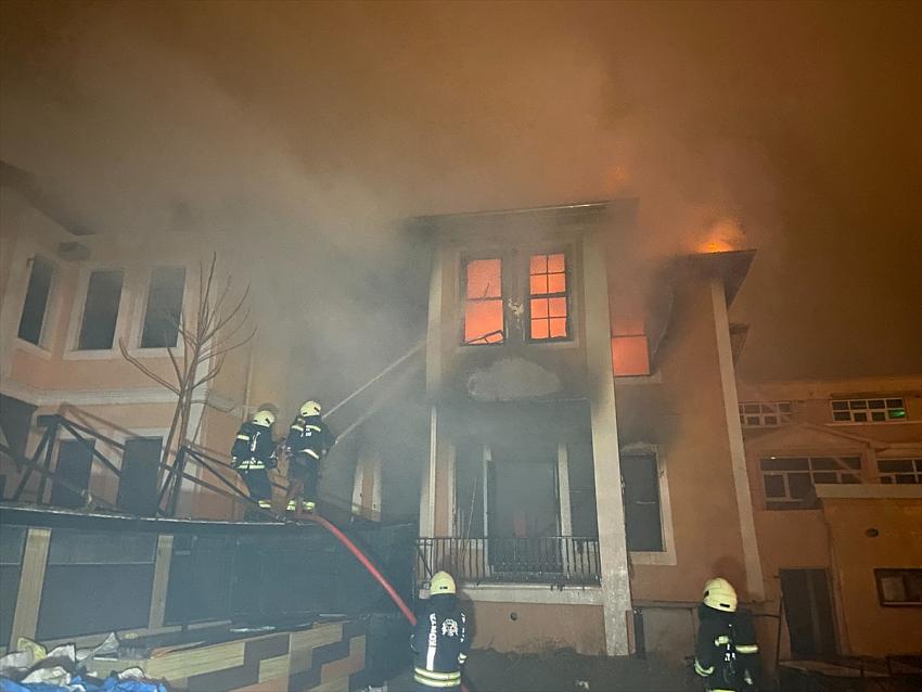 Konya'da tarihi binada çıkan yangın söndürüldü