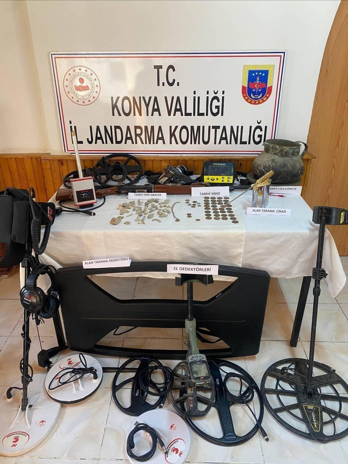 Konya'da Tarihi Eser Kaçakçılığına Büyük Operasyon: Çok Sayıda Tarihi Eser ve Silah Ele Geçirildi