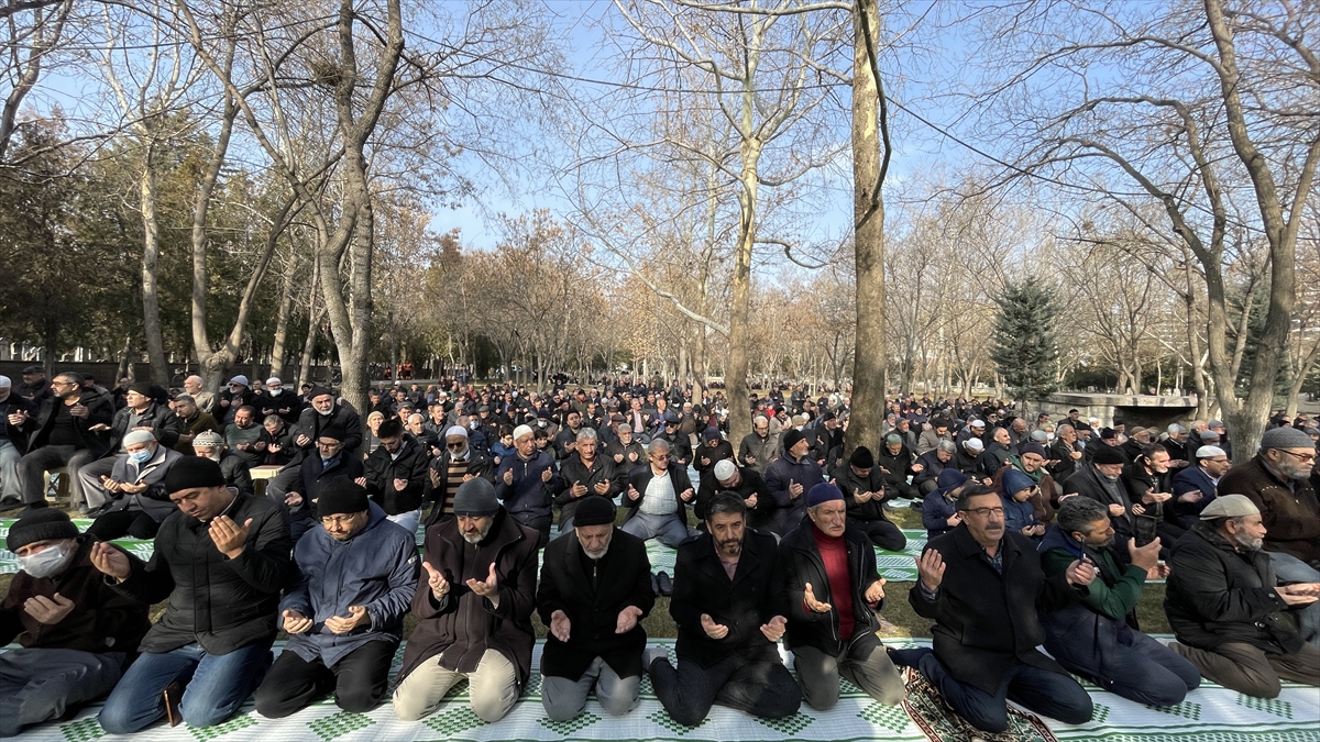 Konya'da tarihi namazgahta yağmur duası