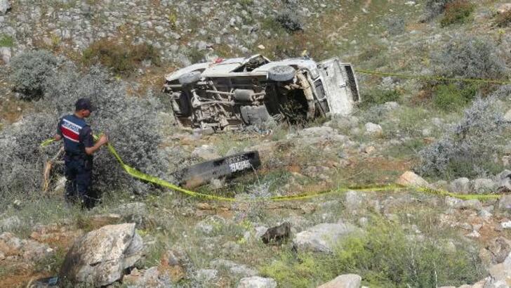 Konya'da tarım işçilerini taşıyan midibüsün devrildiği kazada ölenlerin sayısı 3'e yükseldi
