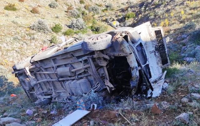 Konya'da tarım işçilerini taşıyan midibüsün devrilmesi sonucu 2 kişi öldü, 18 kişi yaralandı