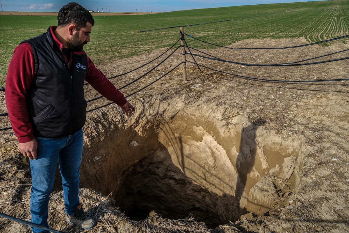 Konya'da tarlasında obruk oluşan çiftçi yaşadıklarını anlattı