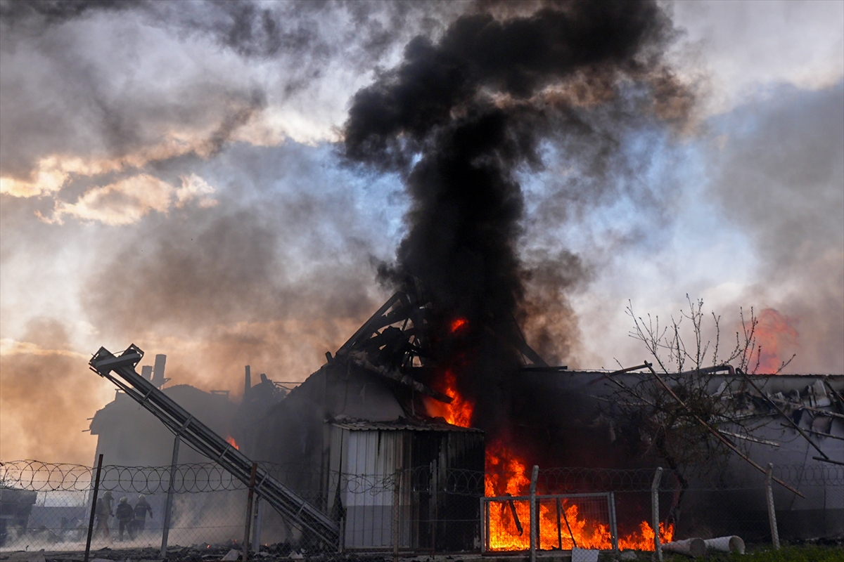 Konya'da tavuk çiftliğinde çıkan yangına müdahale ediliyor