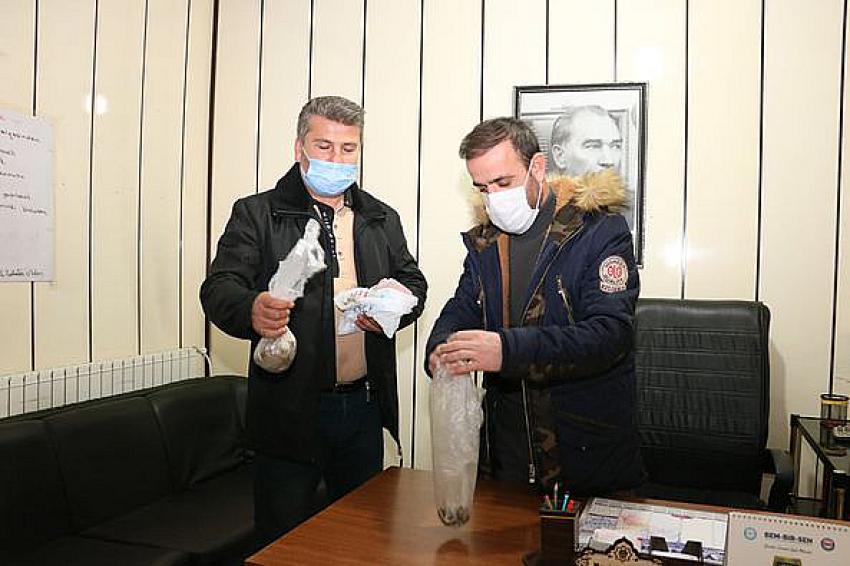 Konya'da temizlik görevlilerinin yolda bulduğu para sahibine teslim edildi