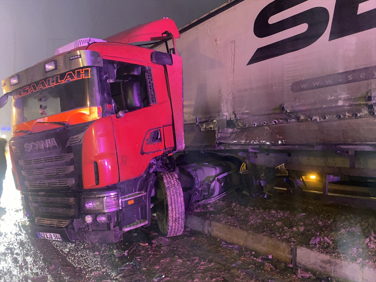 Konya'da tır aydınlatma direğine çarptı
