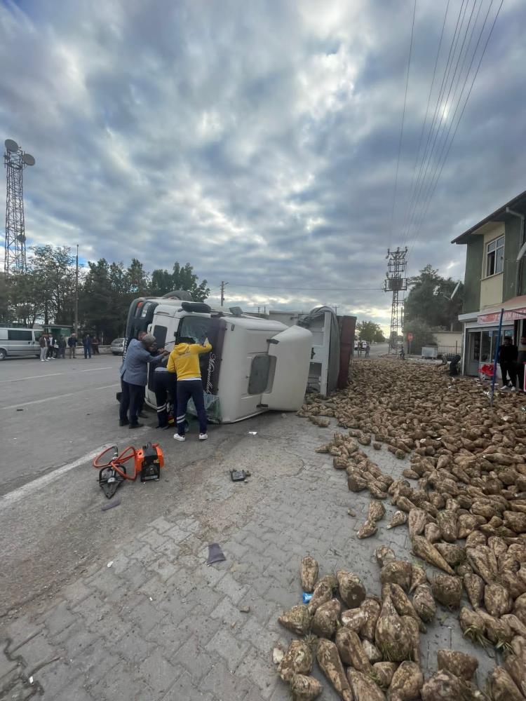Konya'da TIR devrildi, sürücü olay yerinde can verdi