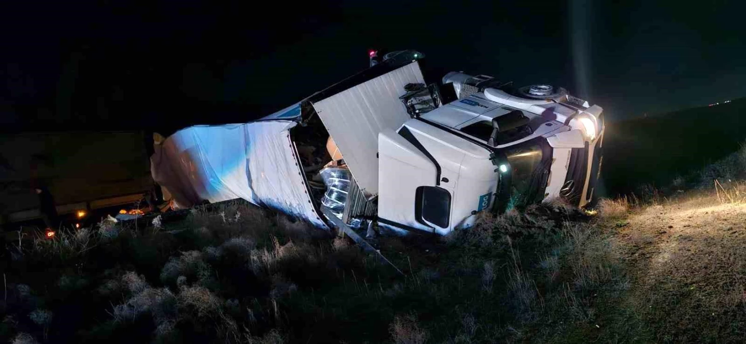 Konya'da tır devrildi, sürücü yaralandı