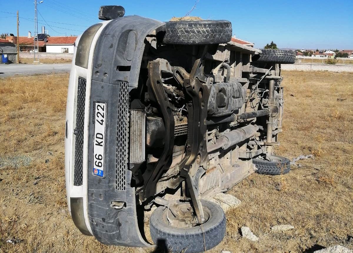 Konya'da tır ile kamyonetin çarpıştığı kazada 3 kişi yaralandı