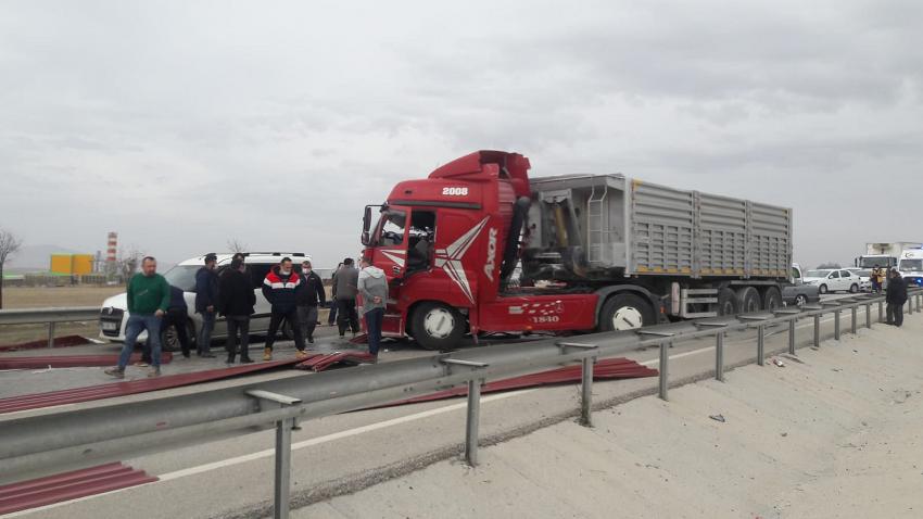Konya’da TIR, kamyonetle çarpıştı! Ankara yolu  geçici süre Trafiğe  kapandı