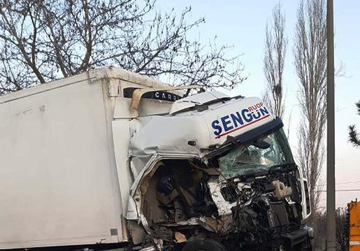 Konya'da Tır, park halindeki araca çarptı: 1 ölü