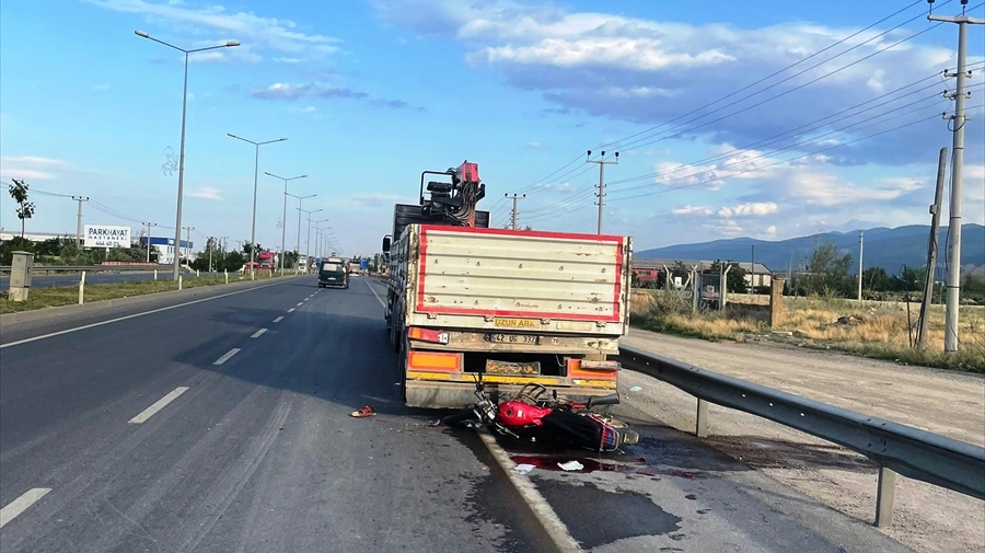 Konya'da tıra çarpan motosikletin sürücüsü yaralandı