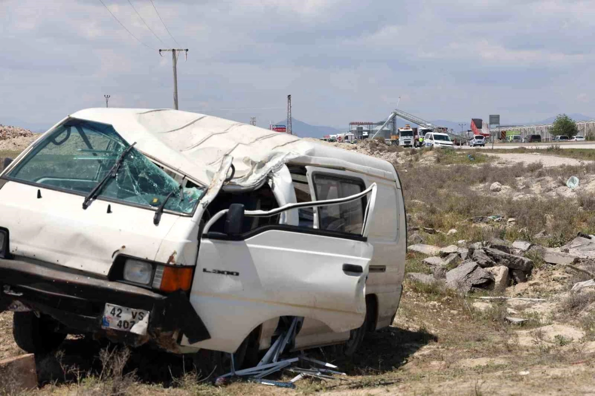 Konya'da Tırın Direğe Çarpması Sonucu Minibüs Devrildi: 1 Ölü