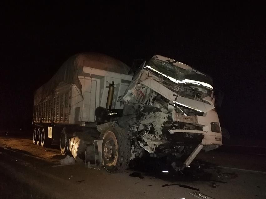 Konya'da tırla çarpışan kamyonun sürücüsü yaralandı