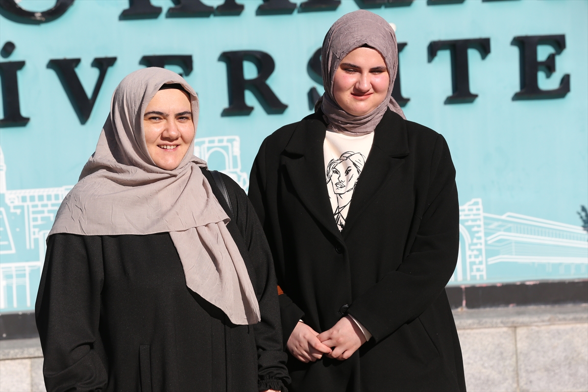 Konya'da Üniversiteli görme engelli Hilal, azmiyle annesinin de hayatına dokunuyor