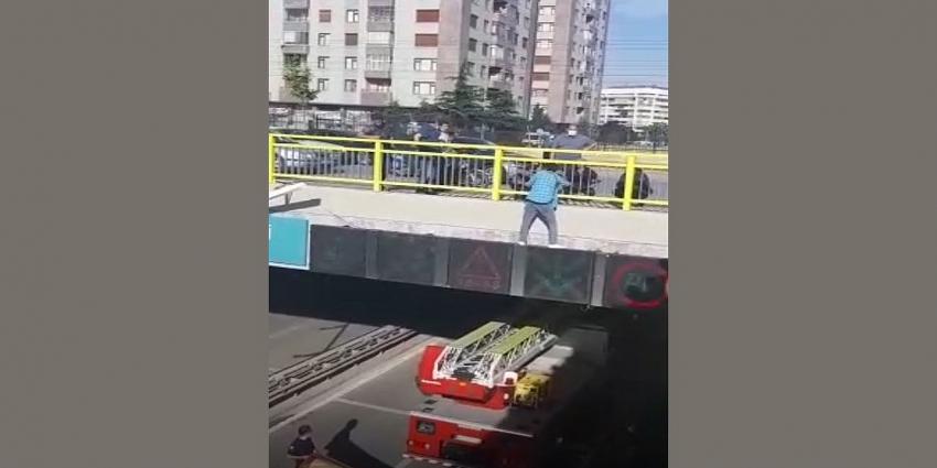 Konya’da üst geçitte  ekipleri alarma geçiren olay