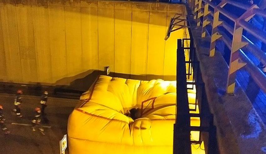 Konya'da   üst geçitten atlayan şahıs heyecanlandırdı.