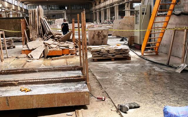 Konya’da vinçten düşen mermer plakanın altında kalan 1 kişi  öldü