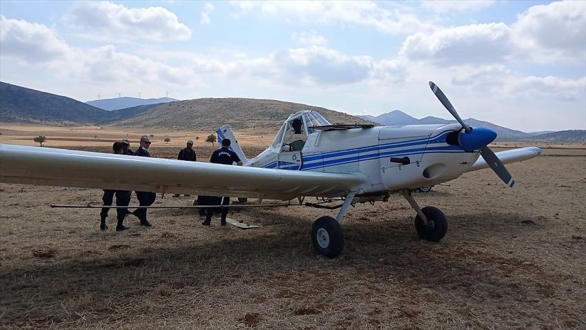 Konya'da yakıtı azalan tek motorlu uçak tarlaya zorunlu iniş yaptı