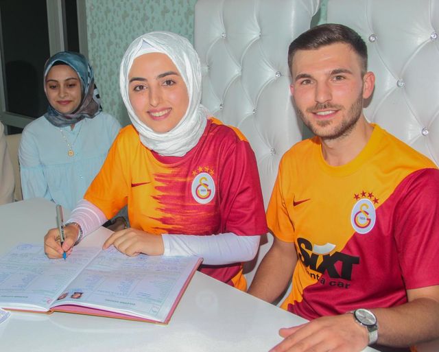 Seydişehirli   Ümit ve Kübra Nur çifti, nikah törenlerinde Galatasaray formaları giydi.