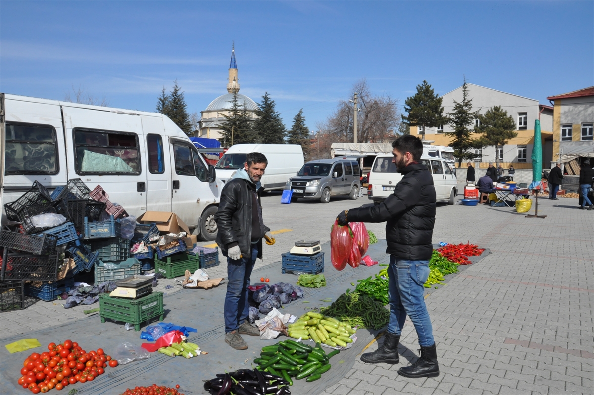 Konya'da yaşlı bireylerin yaptıkları market ve pazar alışverişi ücretsiz evlerine taşınıyor