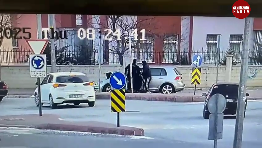 Konya'da Yaya Yol Vermek İçin Yavaşlayan Kamyonete Arkadan Çarpma: Kazaya Saniye Saniye Tanık Olundu!