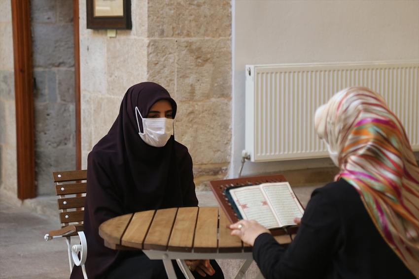  Konya'da Yıllar sonra üniversite bitiren ve hafız olan üç çocuk annesi azmiyle örnek oldu