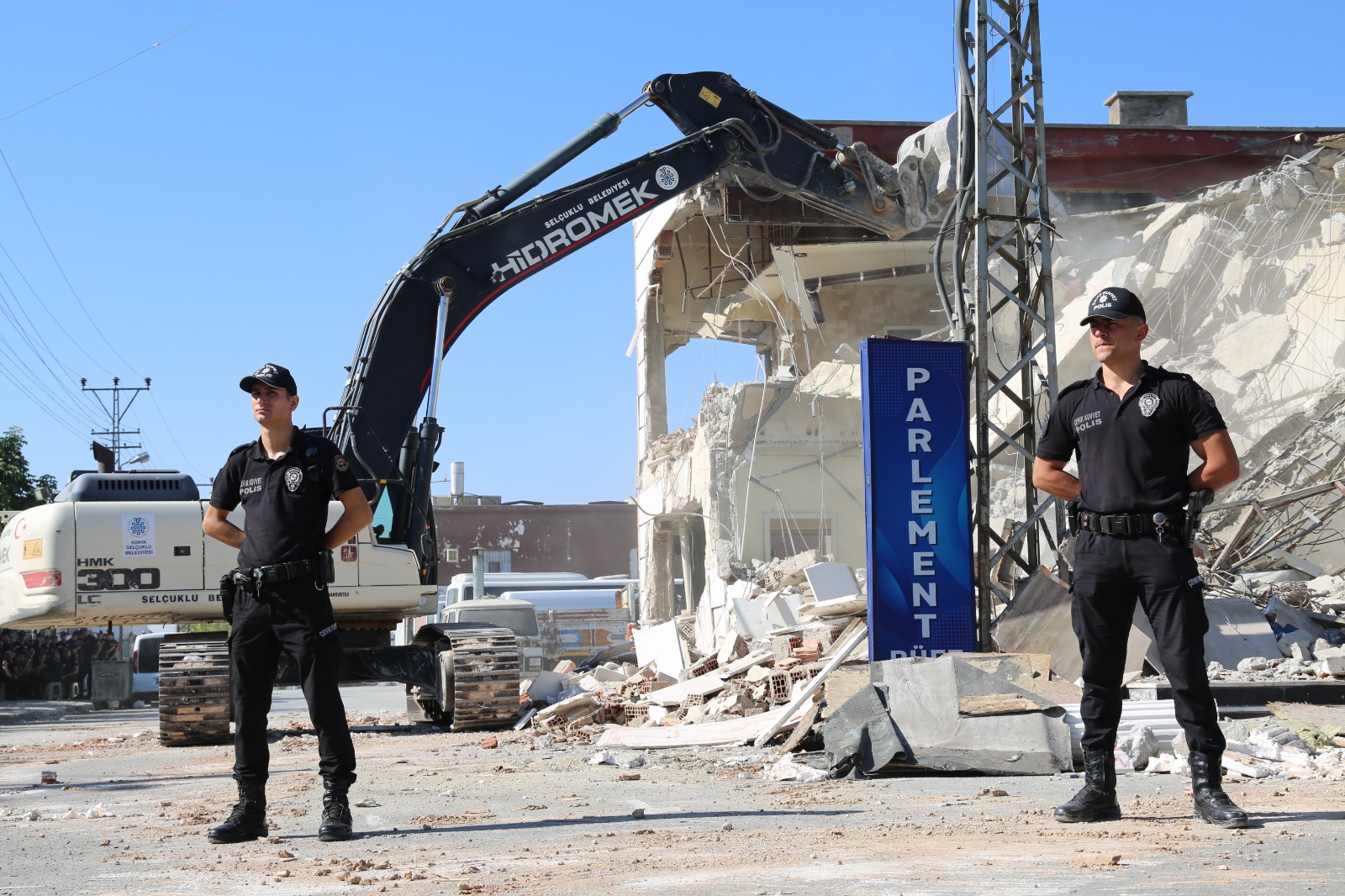 Konya’da yıllardır kaldırılması istenen gazinolar bölgesinde yıkım çalışmaları başladı.