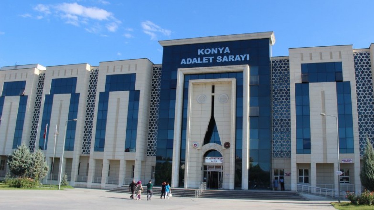 Konya'da yol verme meselesinden tartıştıkları sürücünün aracına zarar verdikleri öne sürülen 4 sanığın yargılanması başladı
