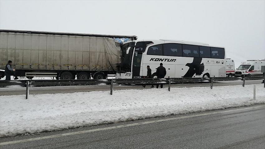 Konya'da yolcu otobüsü tıra çarptı: 6 yaralı