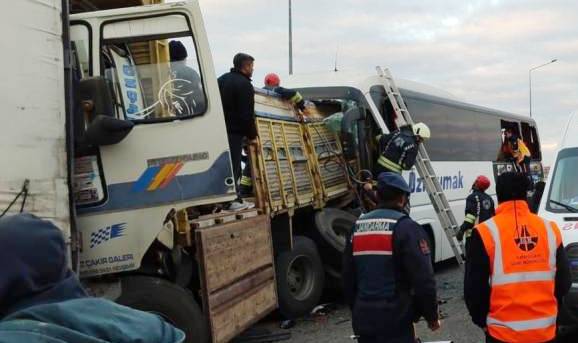 Konya'da yolcu otobüsünün karıştığı trafik kazasında 3 kişi öldü, 33 kişi yaralandı