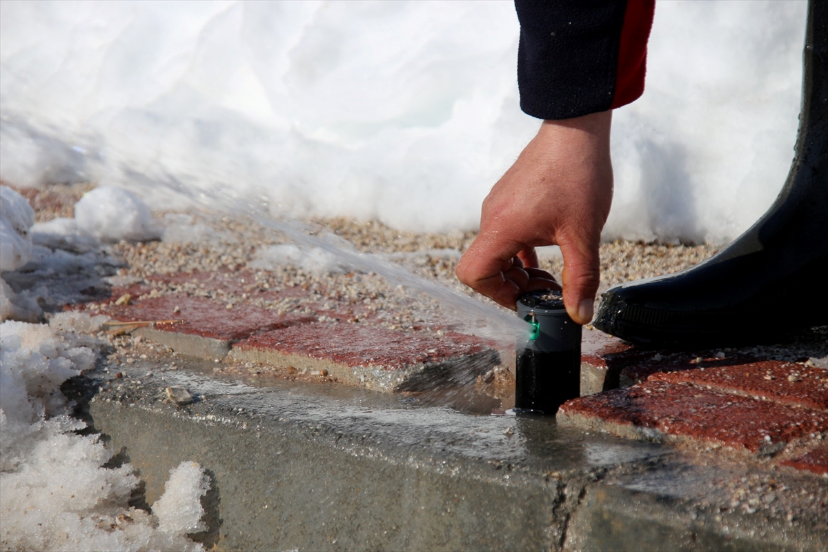 Konya'da yoldaki buzlanmaya uzaktan kumandalı çözüm