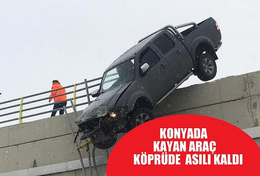 Konya’da yoldan çıkan  araç   köprüde asılı kaldı