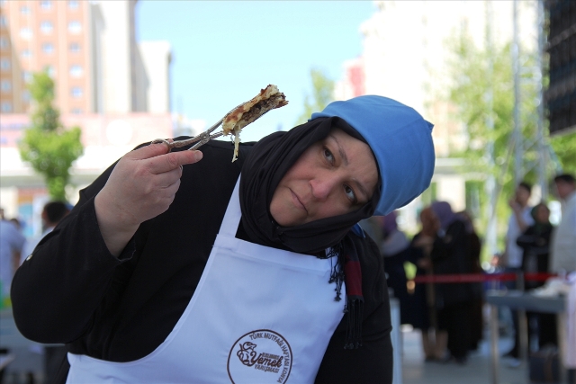 Konya'daki etkinlikte aşçılar unutulmaya yüz tutmuş lezzetler için yarışıyor