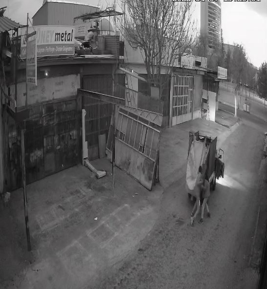 KONYA’DAKİ HIRSIZLIK ANI KAMERADA Çaldıkları kapı kasaya sığmadı