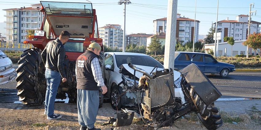 Konya'daki kazada Traktör ikiye bölündü: 1 ölü, 2 ağır yaralı